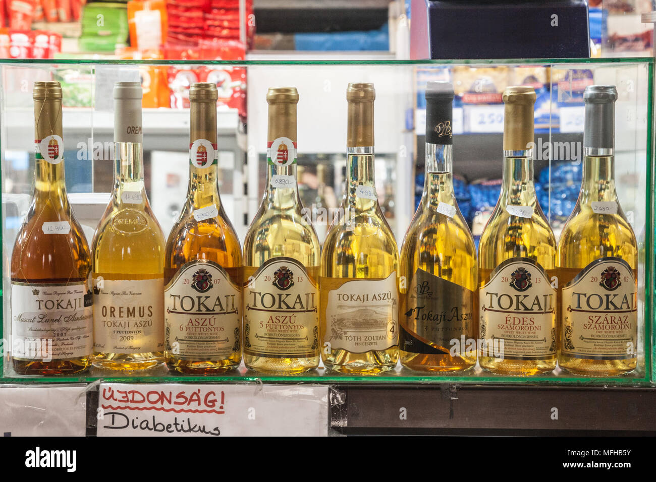 BUDAPEST, Ungarn - 7 April, 2018 Flaschen Tokaji Wein und andere traditionelle Ungarn Getränke zum Verkauf in Budapest Central Market, Nagy Vasarcsarno Stockfoto