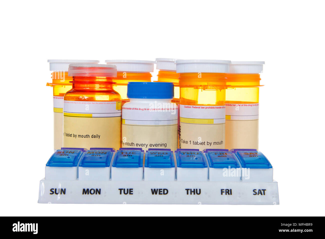 Zweimal täglich Medikamente Organizer mit vielen Flaschen der Pillen, die gestapelt hinter sich auf weißem Hintergrund. Verwirrend zu verfolgen mehrere Medikamente. Stockfoto