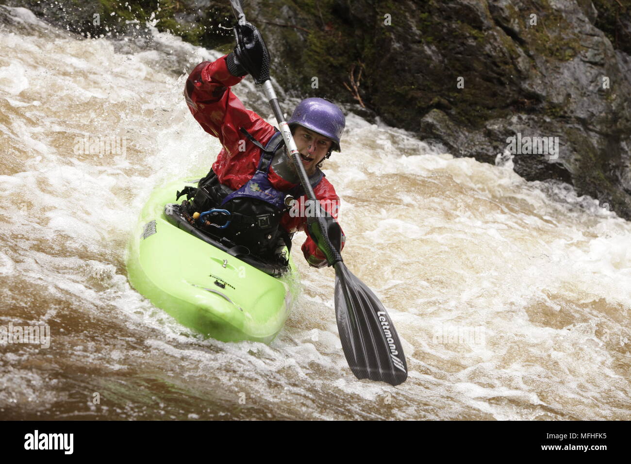 Person Kajakfahren auf dem weißen Wasser auf Kajak Stockfoto