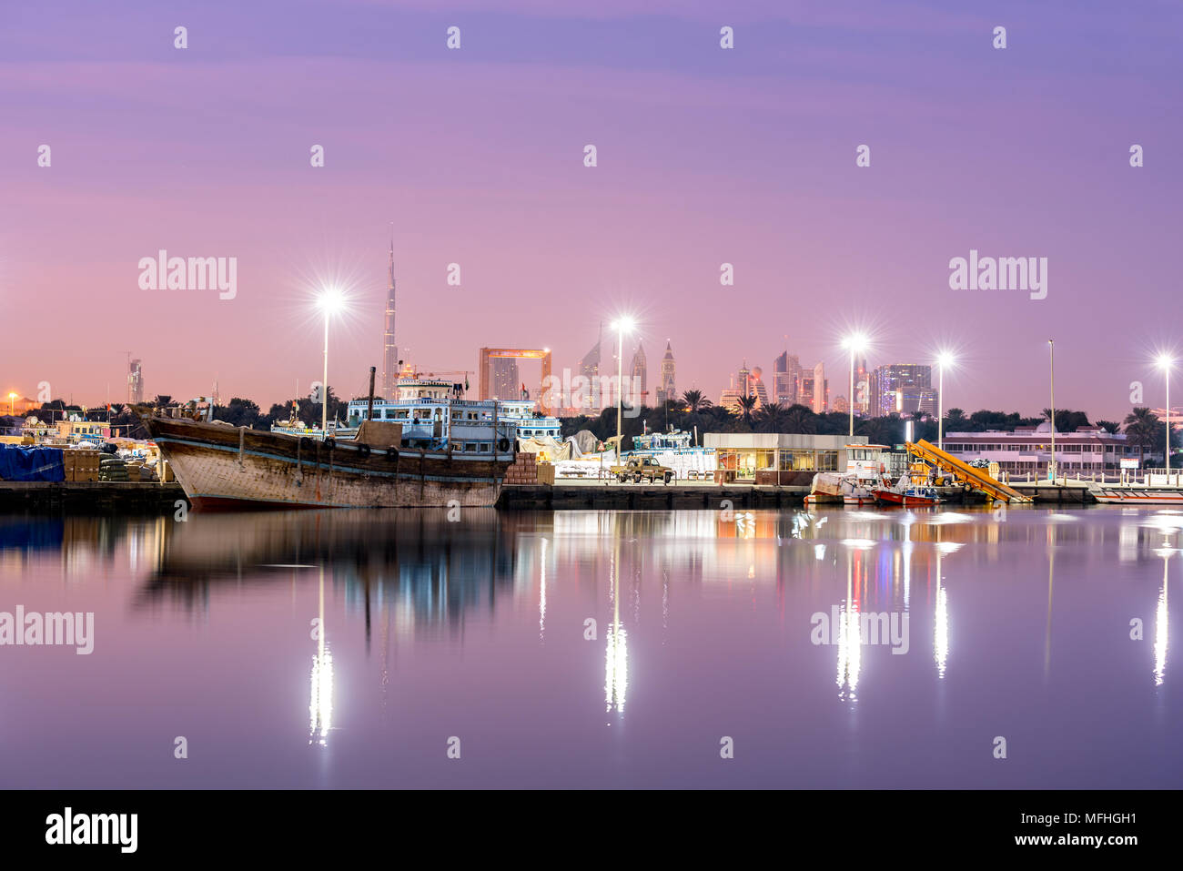 Nacht Blick auf den Dubai Creek und die Boote im Hafen festgemacht. Stockfoto
