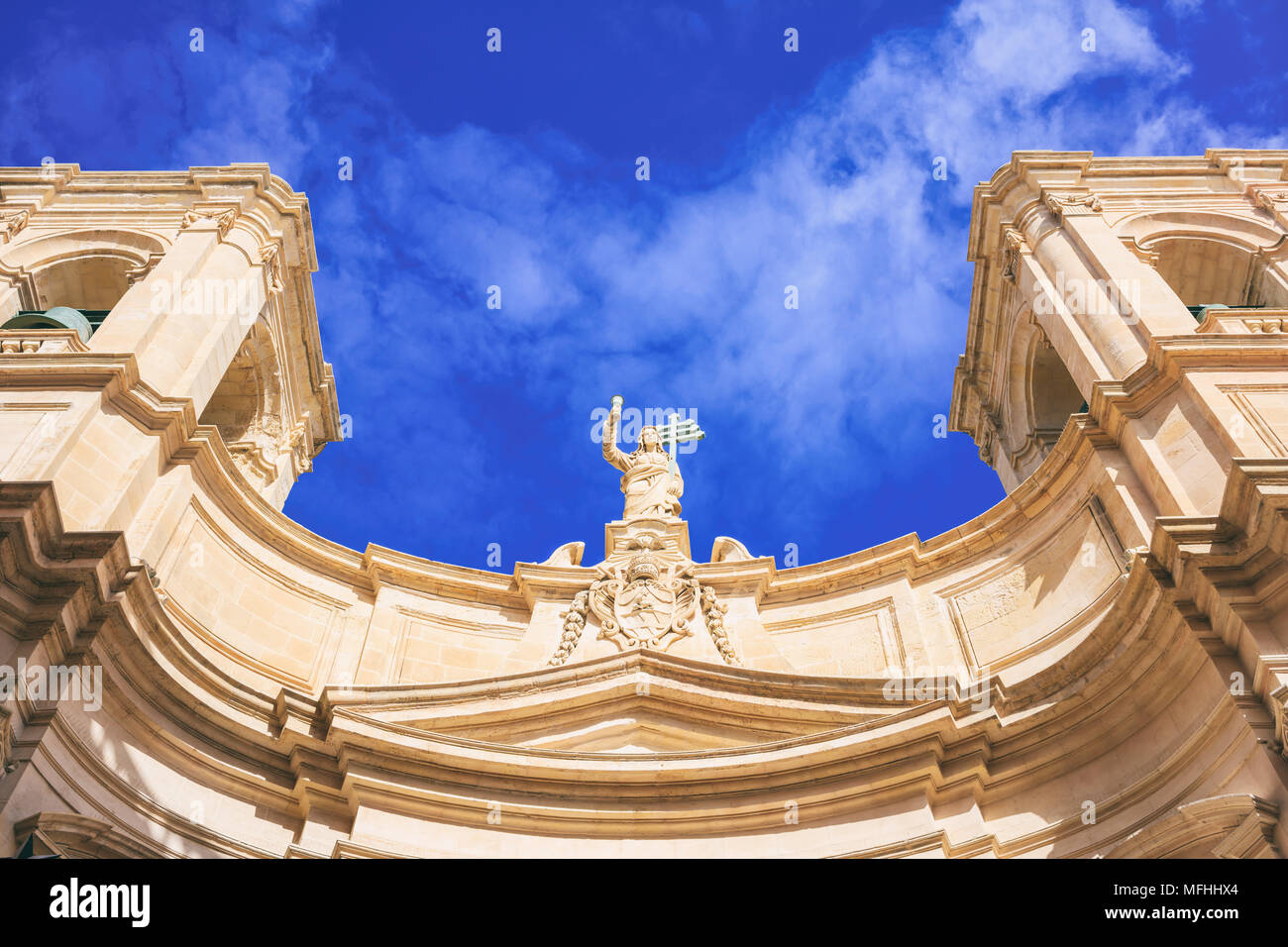 Valletta, Malta, St Johns co Kathedrale auf blauer Himmel, unter Ansicht Stockfoto