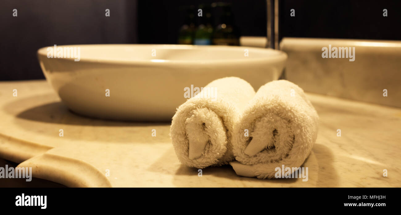 Hotel Luxus Badezimmer Waschbecken und weiße Handtücher. Detailansicht mit Details Stockfoto