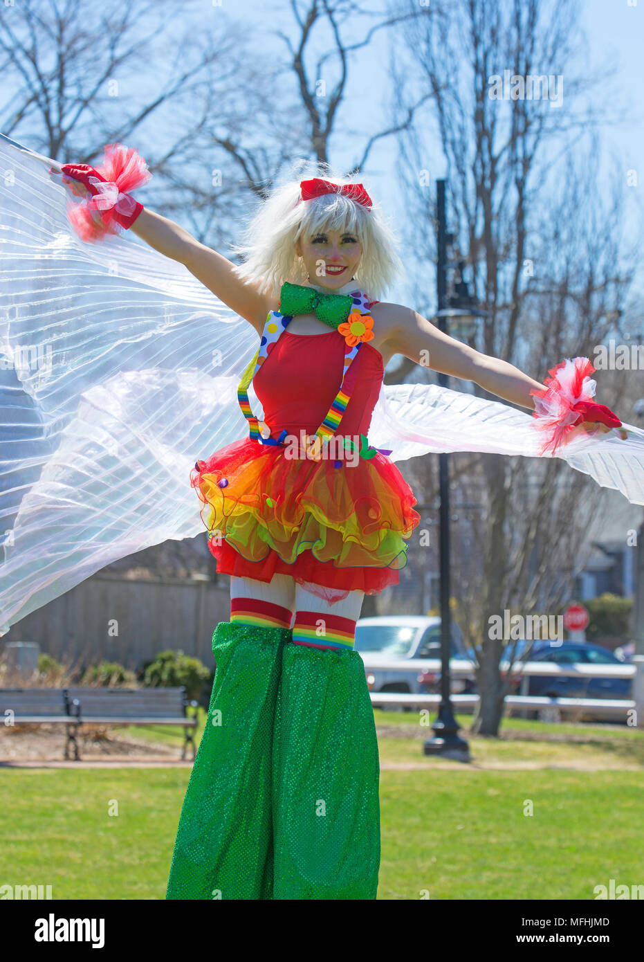 'Butterfly auf Stelzen" an einem offenen Straßen-Festival in Hlyannis auf Cape Cod, Massachusetts, USA Stockfoto