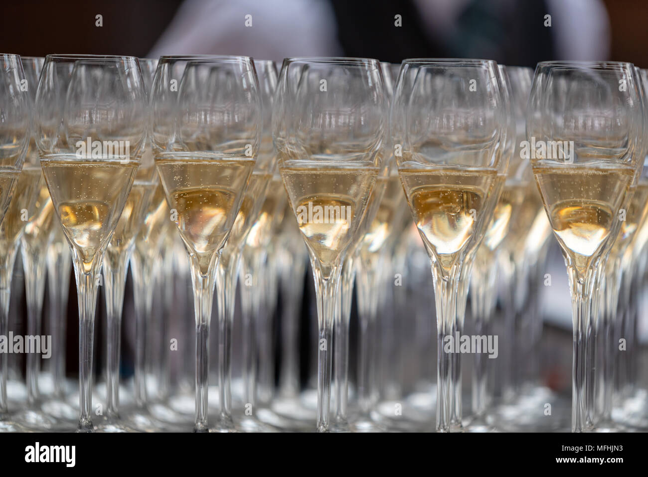 Reihen von Champagner Gläser Stockfoto