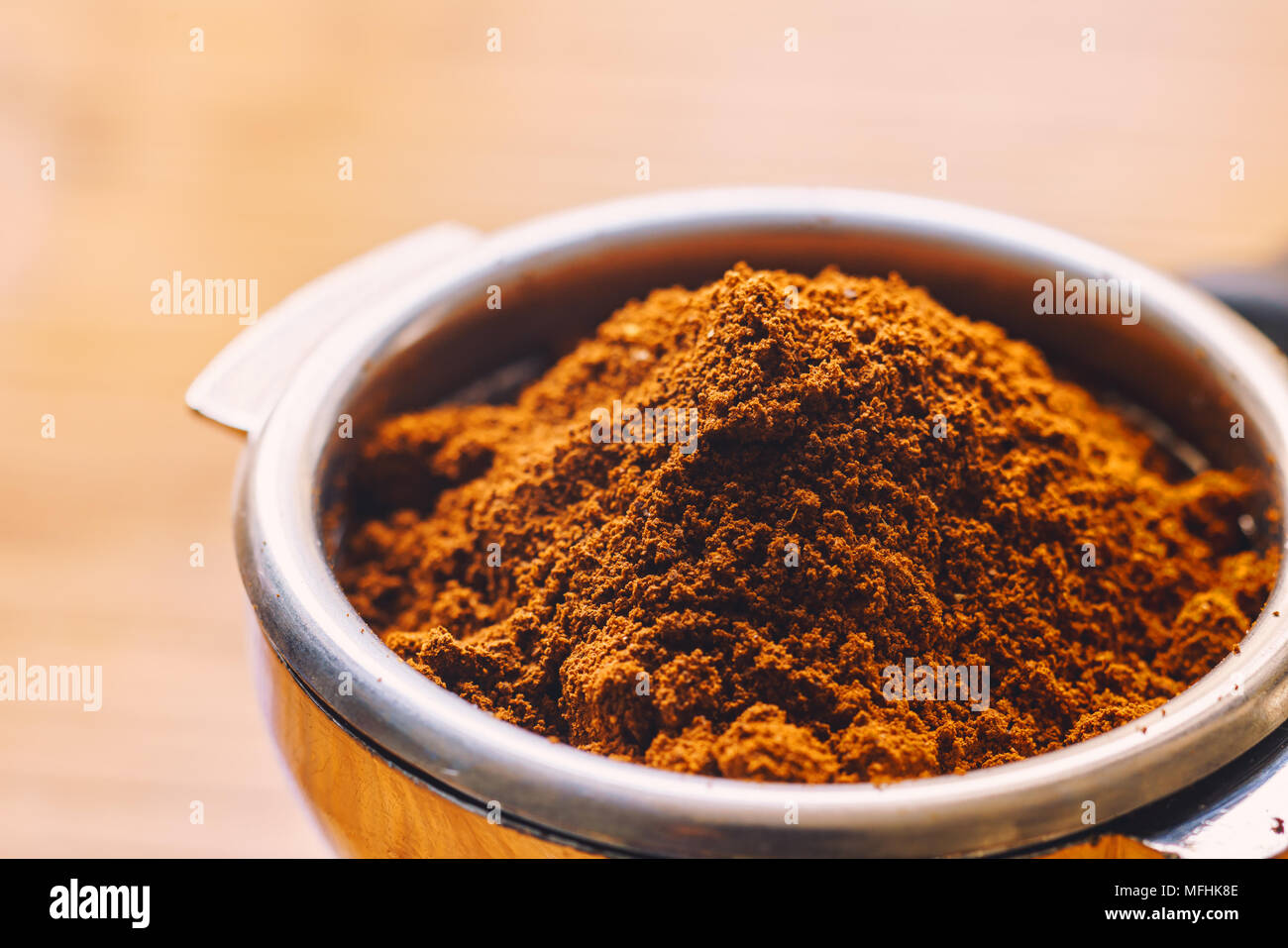 Gemahlener Kaffee in einer Halterung Stockfoto