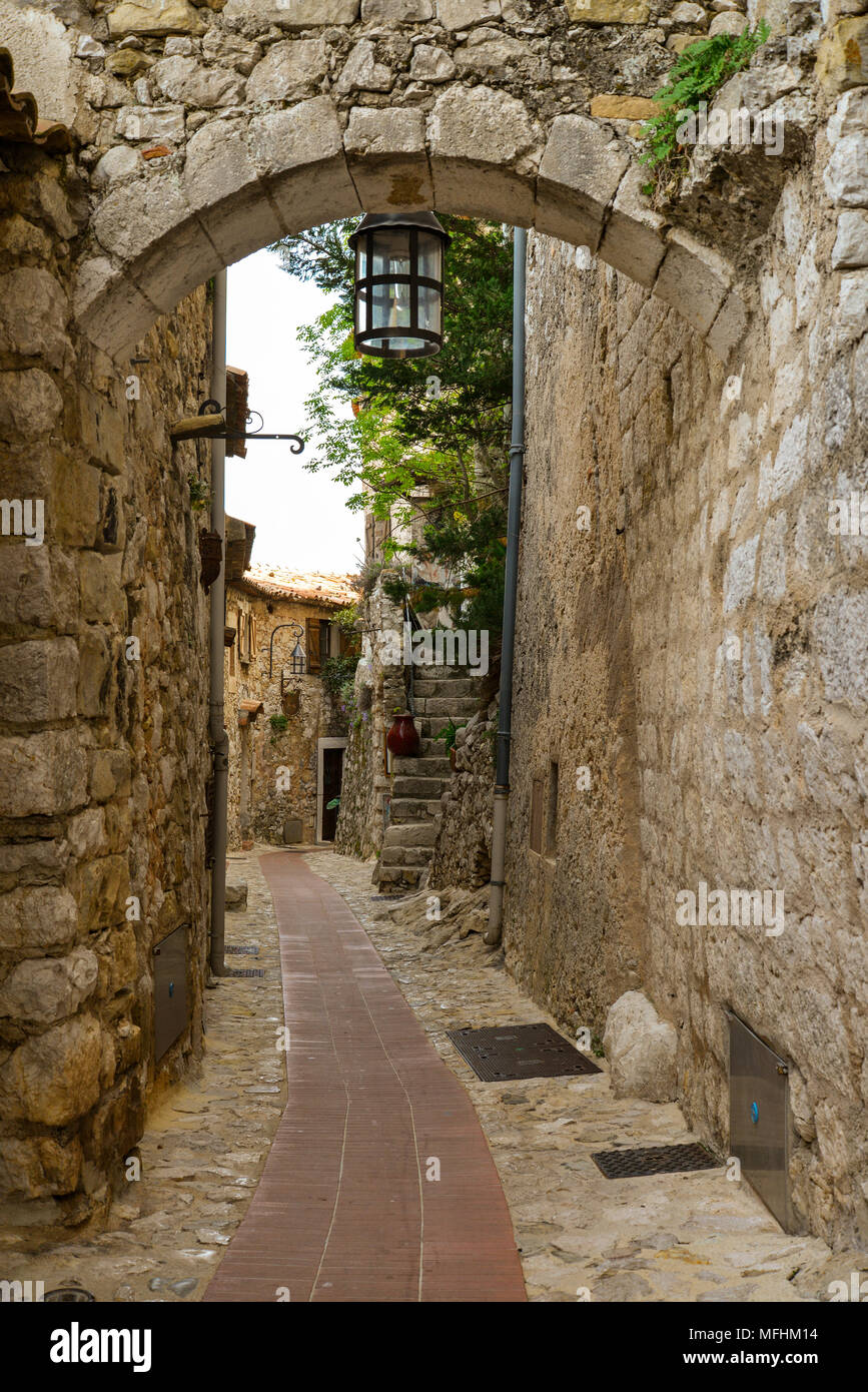 Die alten Bauten und engen Gassen in Dorf Eze in der Provence, Frankreich Stockfoto