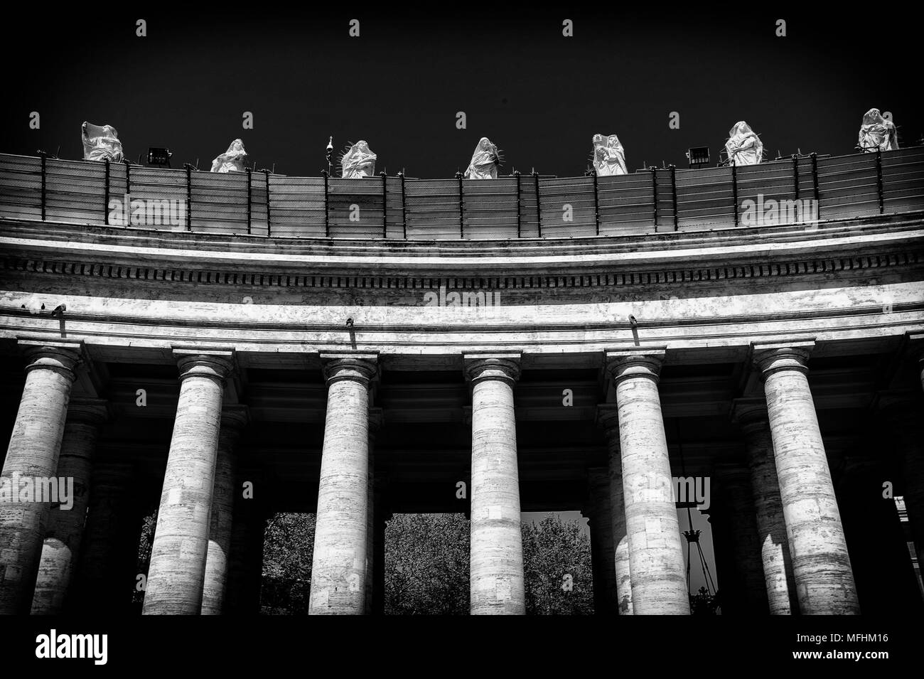 In der Nähe der Säulen von der St. Peter im Vatikan in Schwarz und Weiß, Rom, Italien Stockfoto