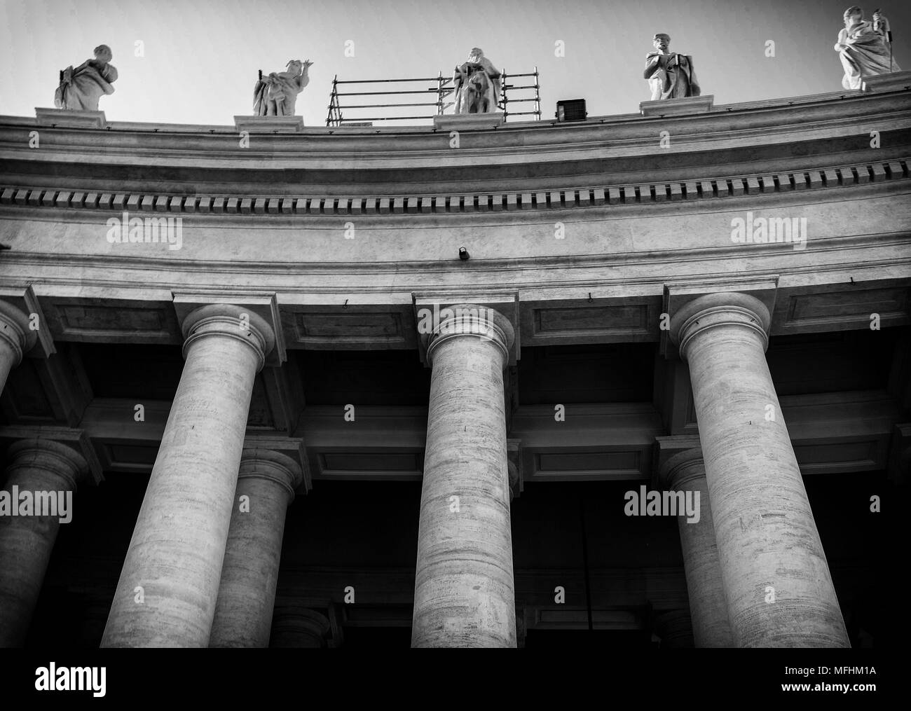 In der Nähe der Säulen von der St. Peter im Vatikan in Schwarz und Weiß, Rom, Italien Stockfoto