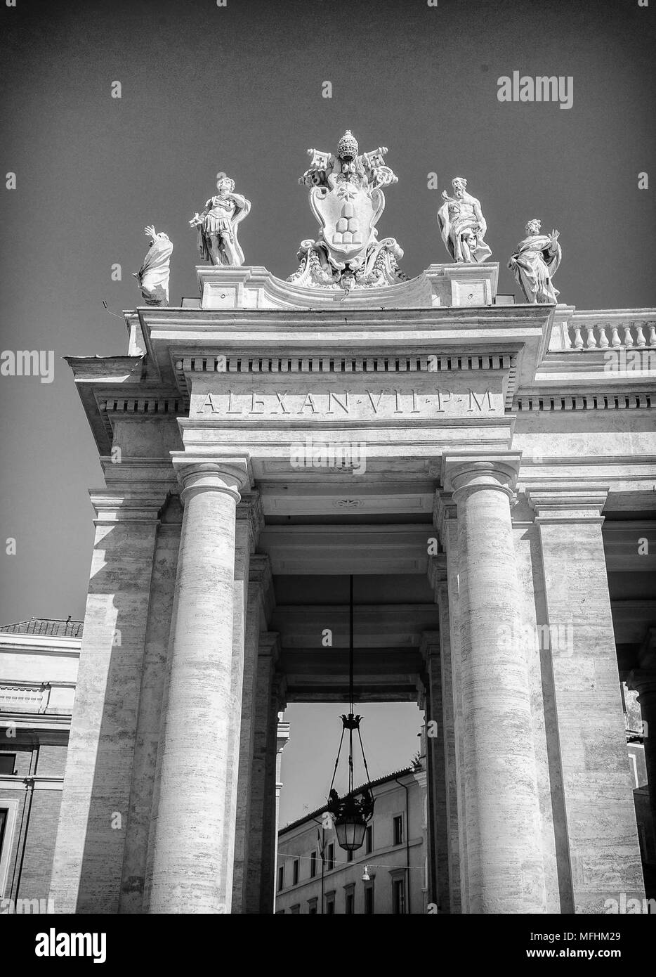 Spalten über den Platz im Vatikan in Schwarz und Weiß, Italien Stockfoto