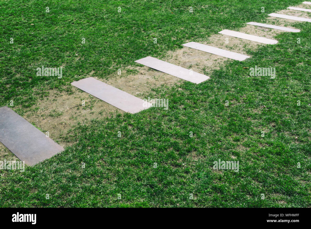 Fußweg auf Rasen mit Metallplatten an der Gedenkstätte Berliner Mauer Park Stockfoto