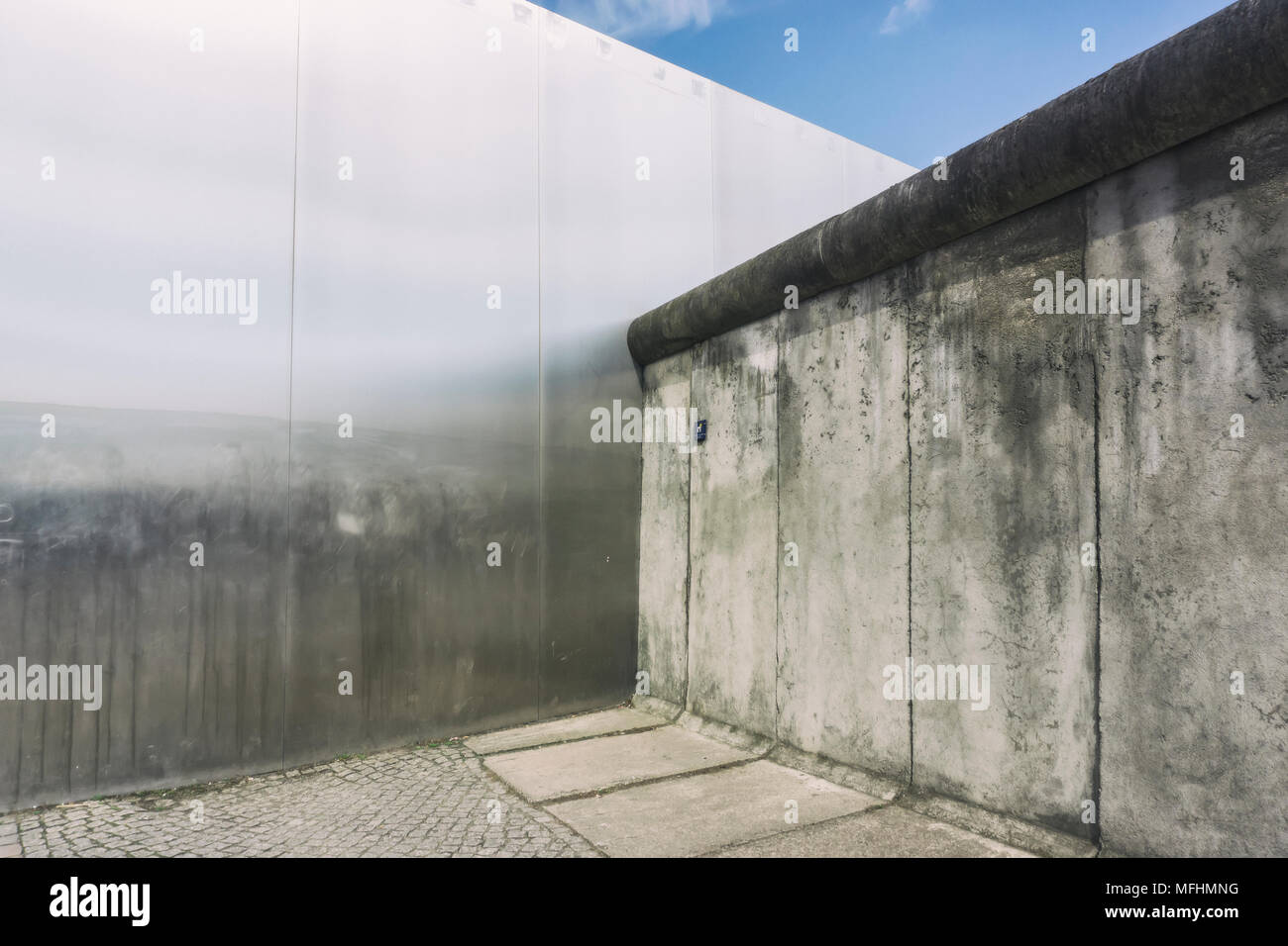 Ein Teil der Berliner Mauer trifft Metall Wall Installation an der Gedenkstätte Berliner Mauer Park Stockfoto
