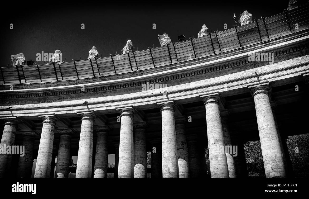 In der Nähe der Säulen von der St. Peter im Vatikan in Schwarz und Weiß, Rom, Italien Stockfoto