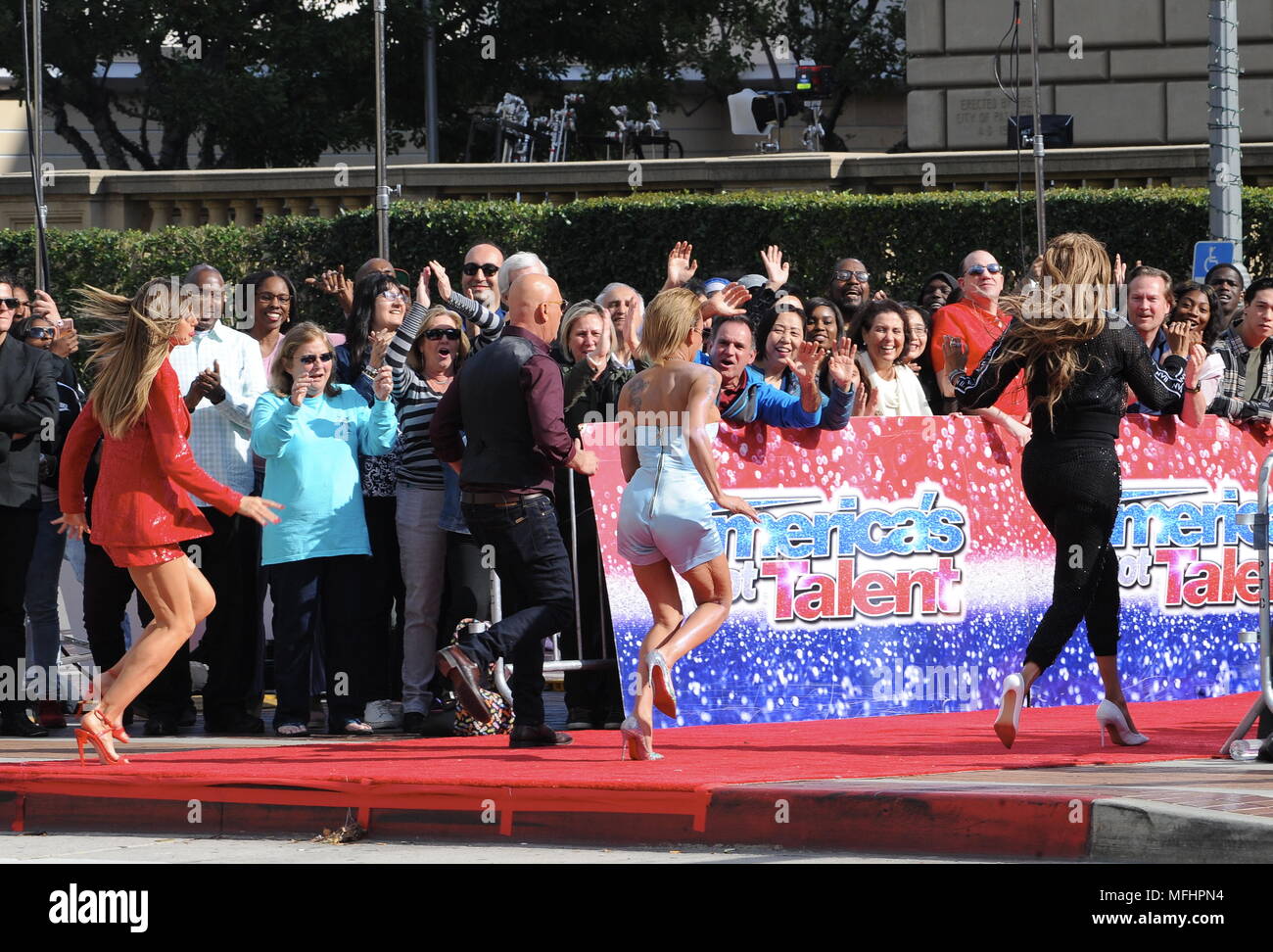 Mel B sichtlich aufgebracht und nach links den Satz von "Americas Got Talent" während der Dreharbeiten. Mel und der Rest der Truppe gesehen, die in der Aula mit High Heels an als Teil der Szene. Nach dem ersten, Mel gesehen, die auf der Seite der Tür während der gegossene weiterhin die Dreharbeiten. Mit: Mel B, Heidi Klum, Tyra Banks, Howie Mandell Wo: Psadena, California, United States Wenn: 26 Mar 2018 Credit: WENN Stockfoto