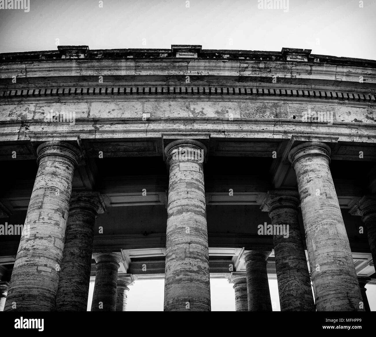 Spalten in schwarz-weiß über den Platz im Vatikan, Italien Stockfoto