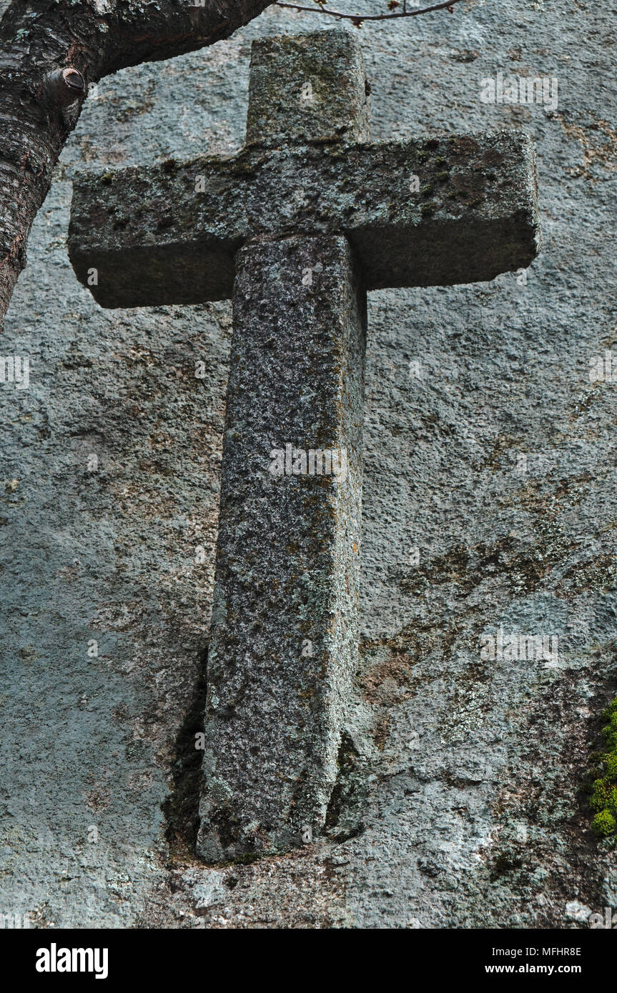 Antike Stein Kreuz in Monsanto. Portugal Stockfoto