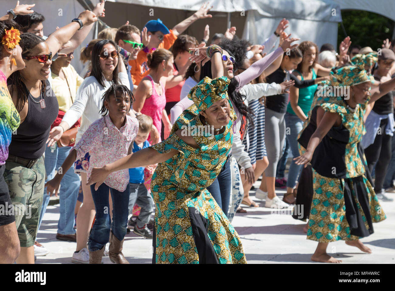 Tänzerinnen und Tänzer, die die Masse an der Hartriegel Festiva; in Atlanta. Stockfoto