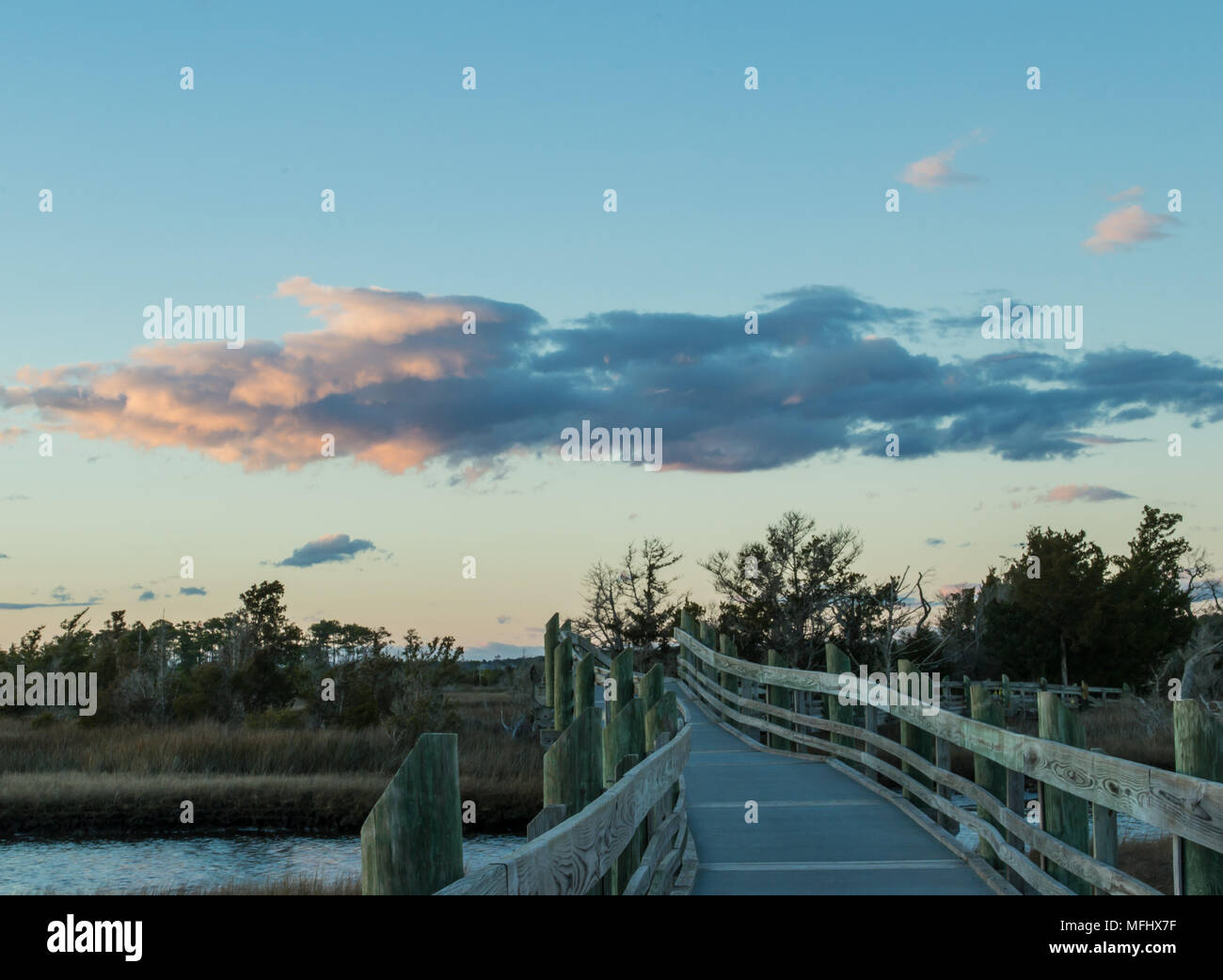 Sonnenuntergang und die goldene Stunde in der Nähe der Promenade und River Edge von Kap Carteret County in North Carolina. Cedar Point. Stockfoto