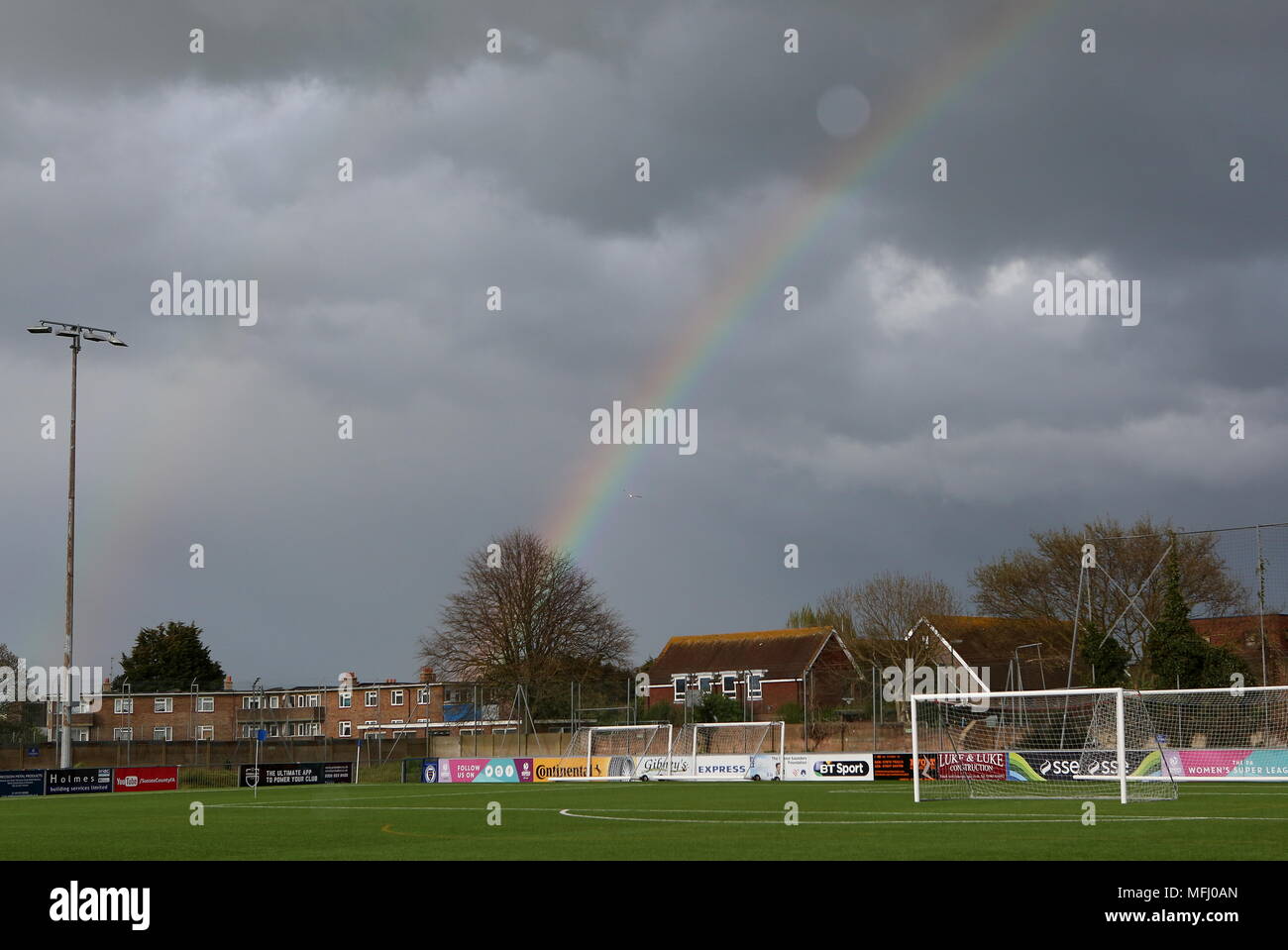 Ein Regenbogen erscheint am Horizont in Sussex County FA HQ in Lancing, West Sussex nach einer kurzen Regendusche Stockfoto