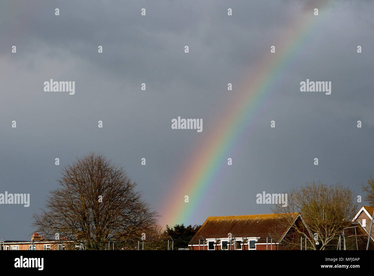 Ein Regenbogen erscheint am Horizont in Sussex County FA HQ in Lancing, West Sussex nach einer kurzen Regendusche Stockfoto Ein Regenbogen erscheint am Horizont in Sussex County FA HQ in Lancing, West Sussex nach einer kurzen Regendusche Stockfoto