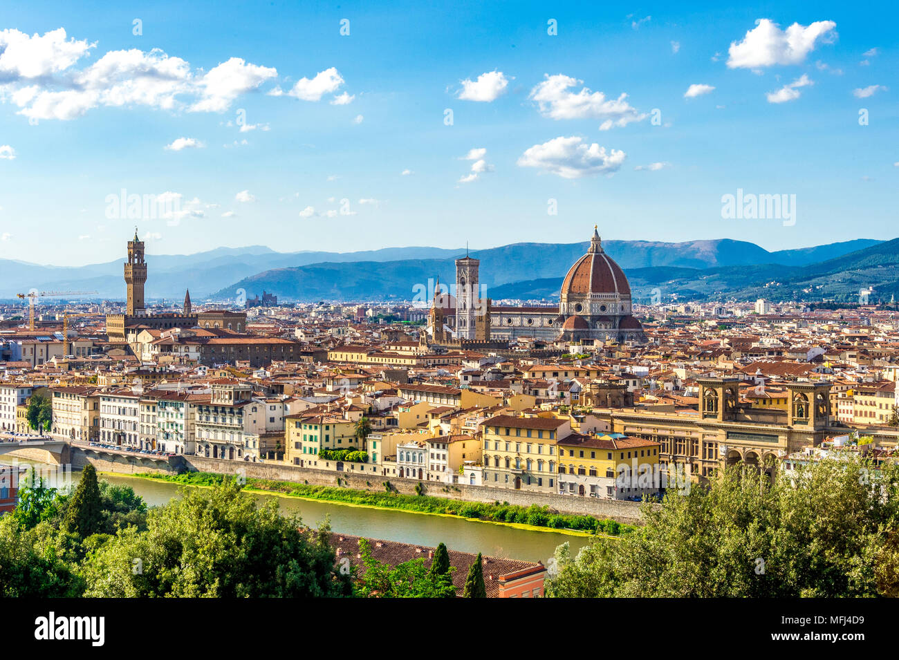 Die Kathedrale von Florenz und der Dom, sticht über den Dächern unter den anderen mittelalterlichen Gebäuden hervor, die von der Piazza Michelangelo aus betrachtet werden. Stockfoto