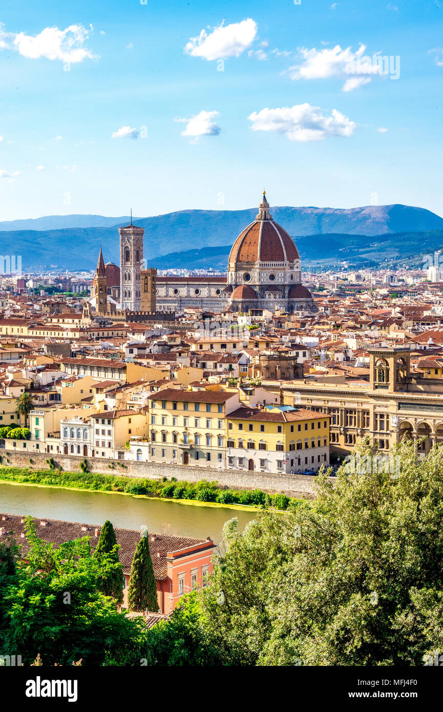 Der Dom von Florenz und der Dom sticht über den Dächern unter den anderen mittelalterlichen Gebäuden hervor. Stockfoto