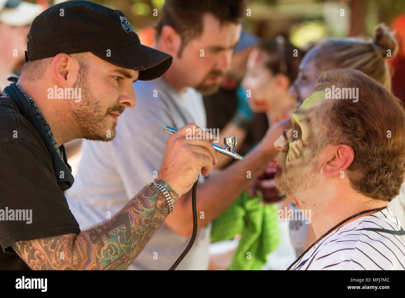 Make-up-Künstler geben Teilnehmer zombie Umarbeitungen vor Beginn der Atlanta Zombie Pub Crawl am 25 Juli, 2015 in Atlanta, GA. Stockfoto