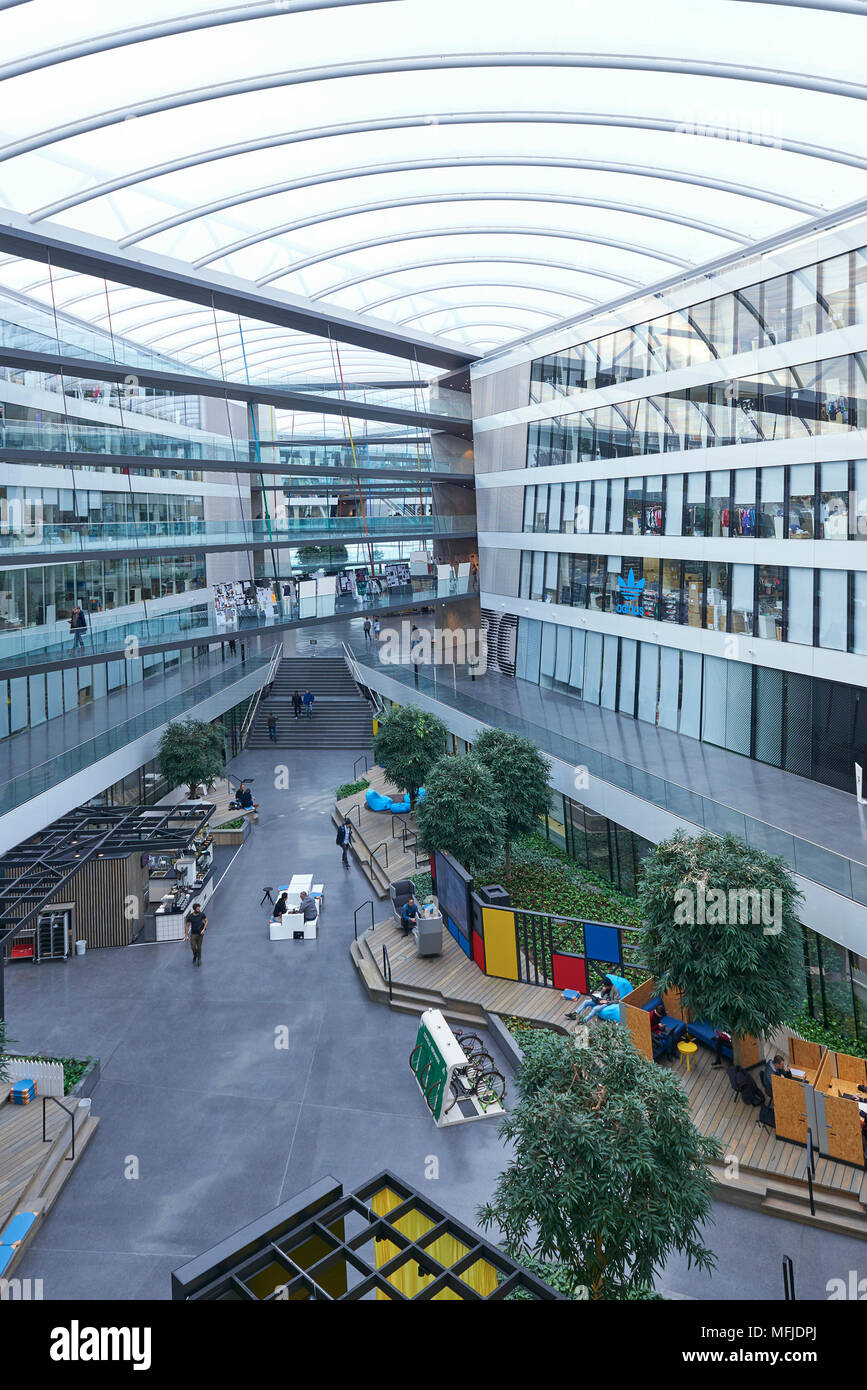 Beneden afronden veronderstellen geestelijke gezondheid Adidas Konzernzentrale in Herzogenaurach Stockfotografie - Alamy