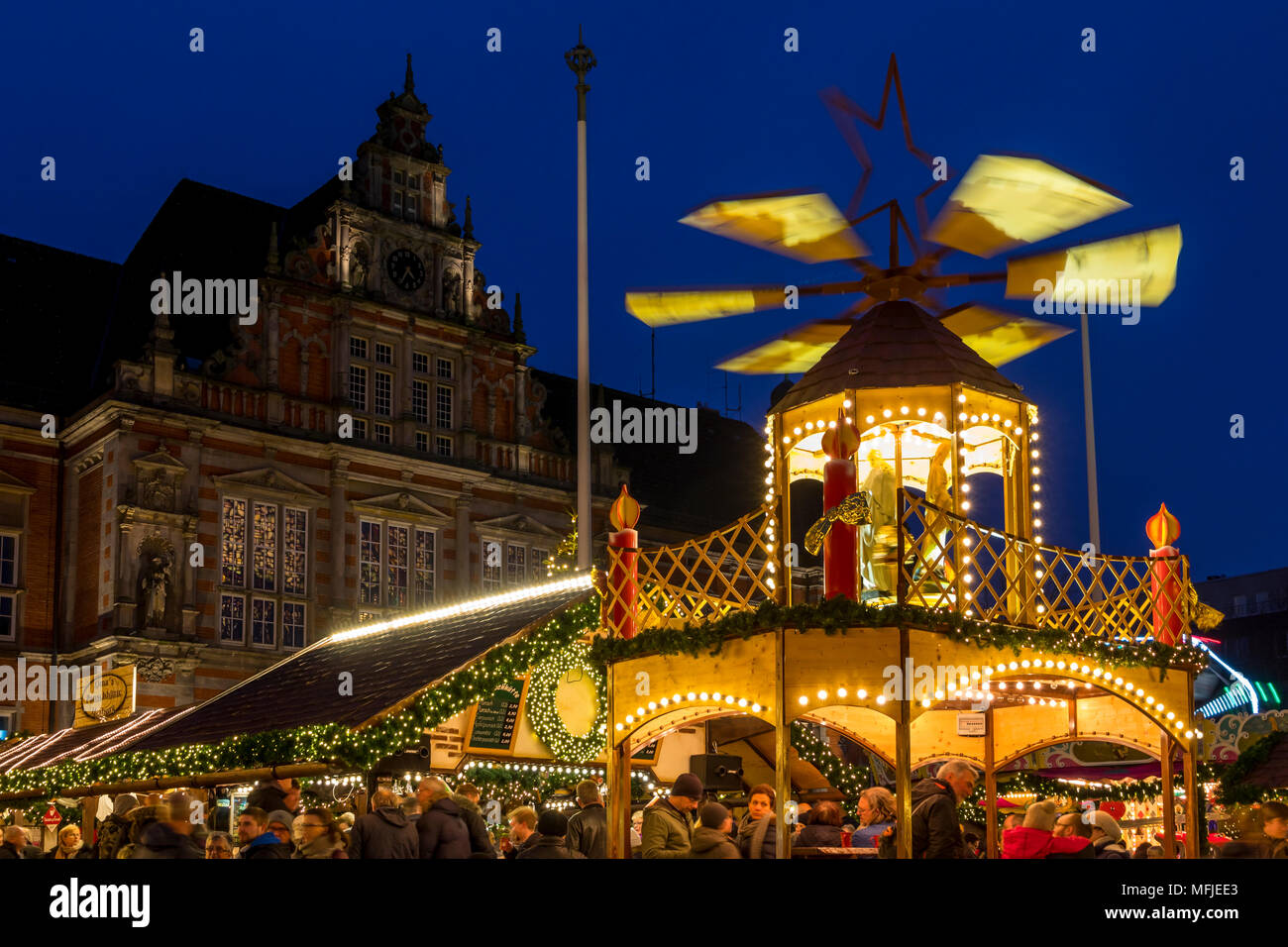 Weihnachtsmarkt auf dem Rathausplatz in der Dämmerung in Harburg, einem Stadtteil von Hamburg, Deutschland, Europa Stockfoto