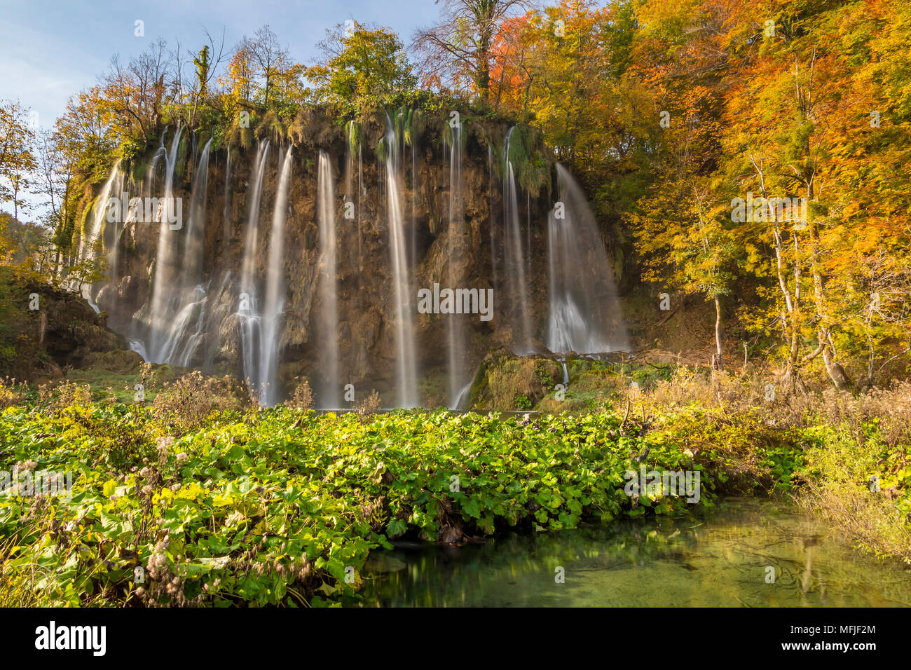 Galovac Wasserfall im Nationalpark Plitvicer Seen im Herbst, UNESCO-Weltkulturerbe, Kroatien, Europa Stockfoto