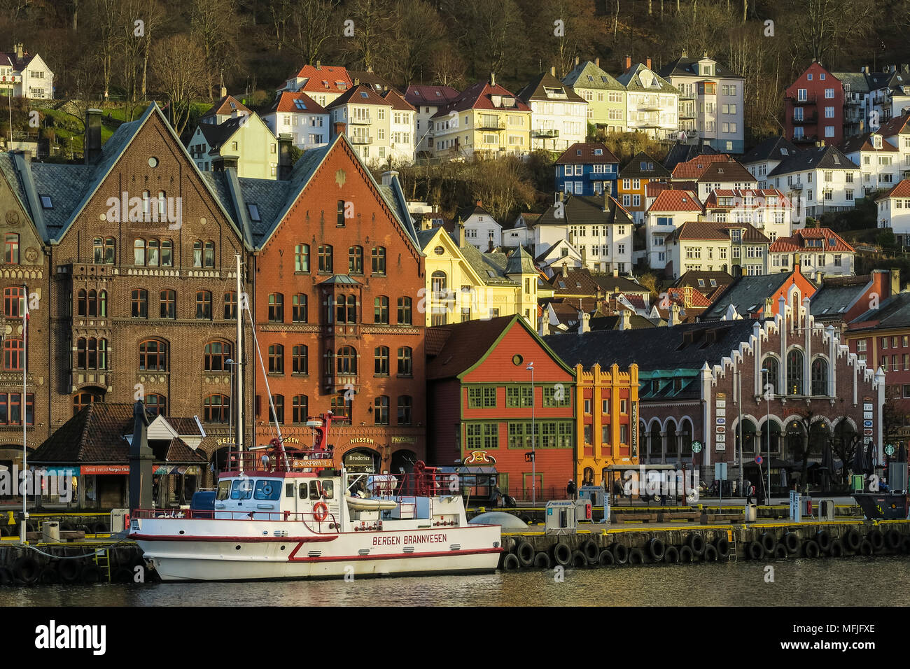 Holz- Hanseatic Museum und Kronenmutter Kjottbasaren Einkaufszentrum direkt an der Waterfront, UNESCO Bryggen, Bergen, Hordaland, Norwegen Stockfoto