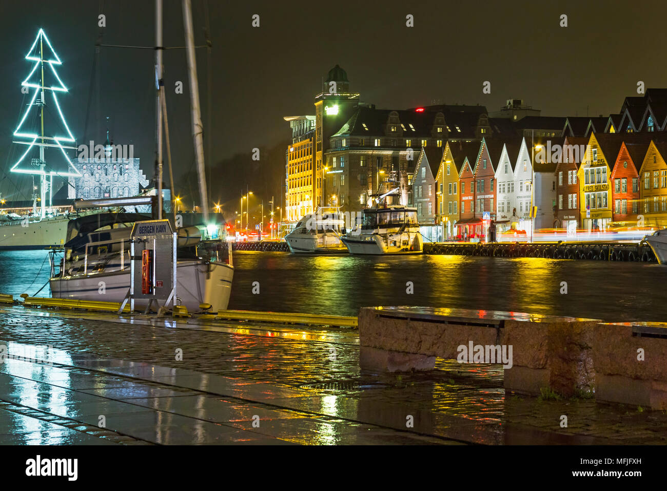 Vagen Hafen bei Nacht mit dem Hafenviertel Bryggen, der UNESCO, und die Festung Bergenhus, Bergen, Hordaland, Norwegen, Skandinavien, Europa Stockfoto