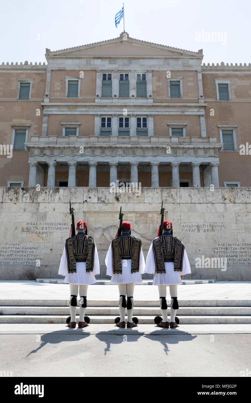 Die Wachablösung am Grab des Unbekannten Soldaten auf dem Syntagma-platz mit den Alten Königspalast, Athen, Griechenland, Europa Stockfoto