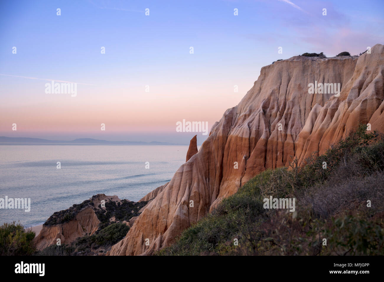 Ein sandsteinfelsen bei Carvalhal auf der Alentejo Küste, Portugal, Europa Stockfoto