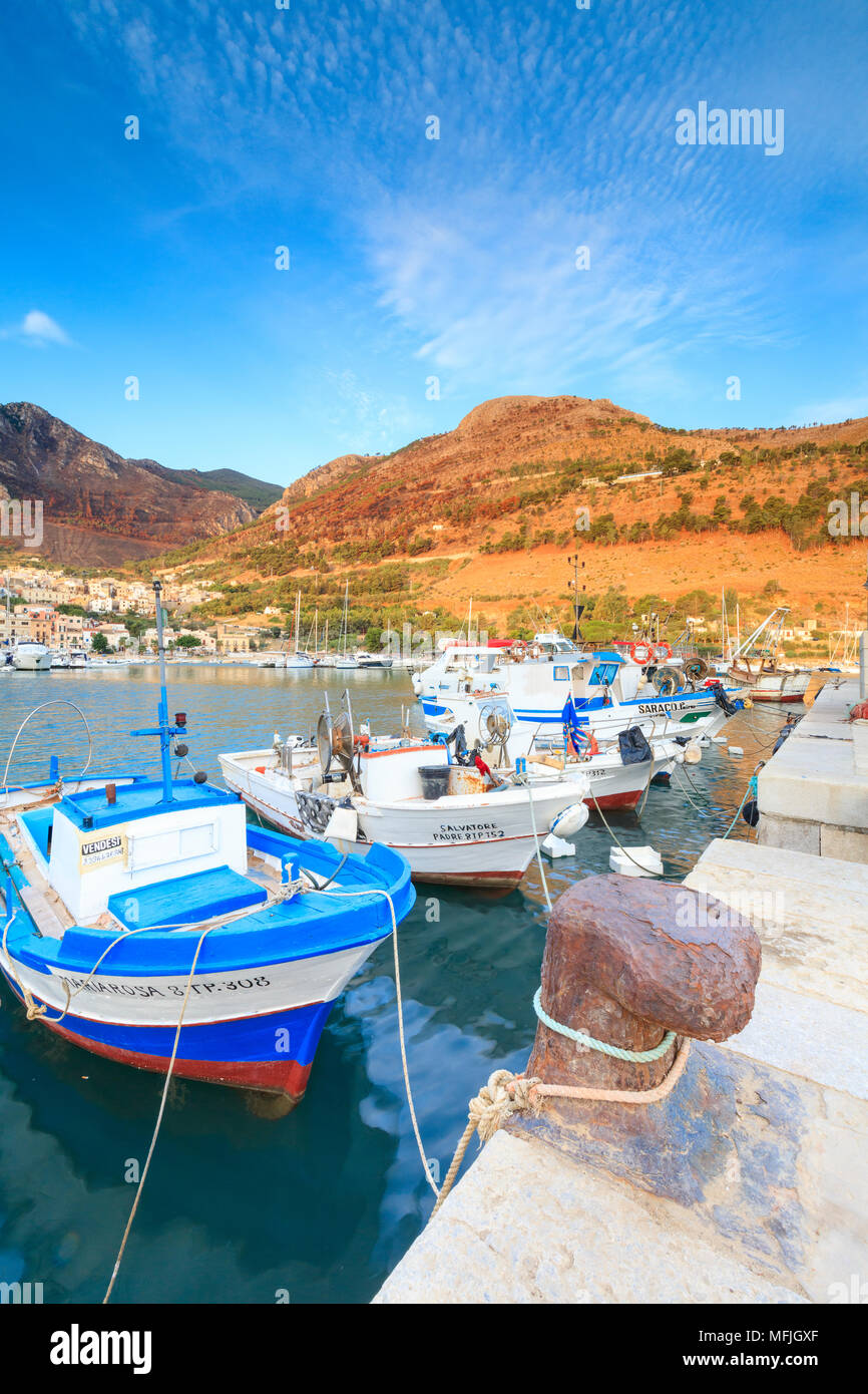 Fischerboote am Hafen, Castellammare del Golfo, Provinz Trapani, Sizilien, Italien, Mittelmeer, Europa Stockfoto