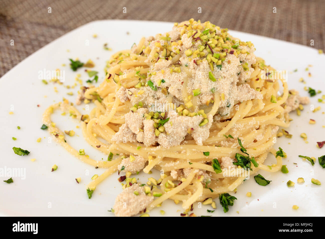 Pasta am Platter mit Schwertfisch Eier garniert mit Bronte Pistazie, Sizilien, Italien, Europa Stockfoto