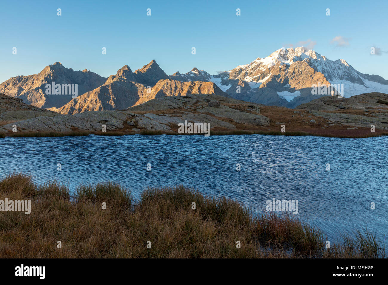 Alpensee mit Monte Disgrazia auf Hintergrund, Alpe Foren, malenco Tal, Provinz von Sondrio, Valtellina, Lombardei, Italien, Europa Stockfoto