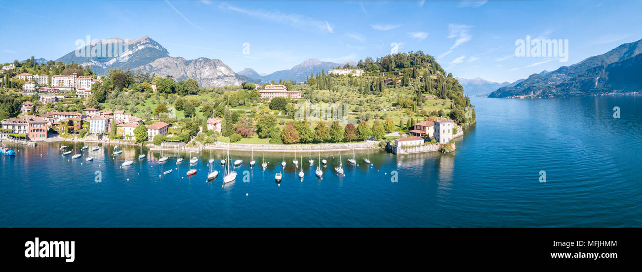 Panoramablick auf das Luftbild von Segelbooten in den Comer See um das Dorf Pescallo, Bellagio, Provinz Como, Lombardei, Italienische Seen, Italien (Drone) Stockfoto