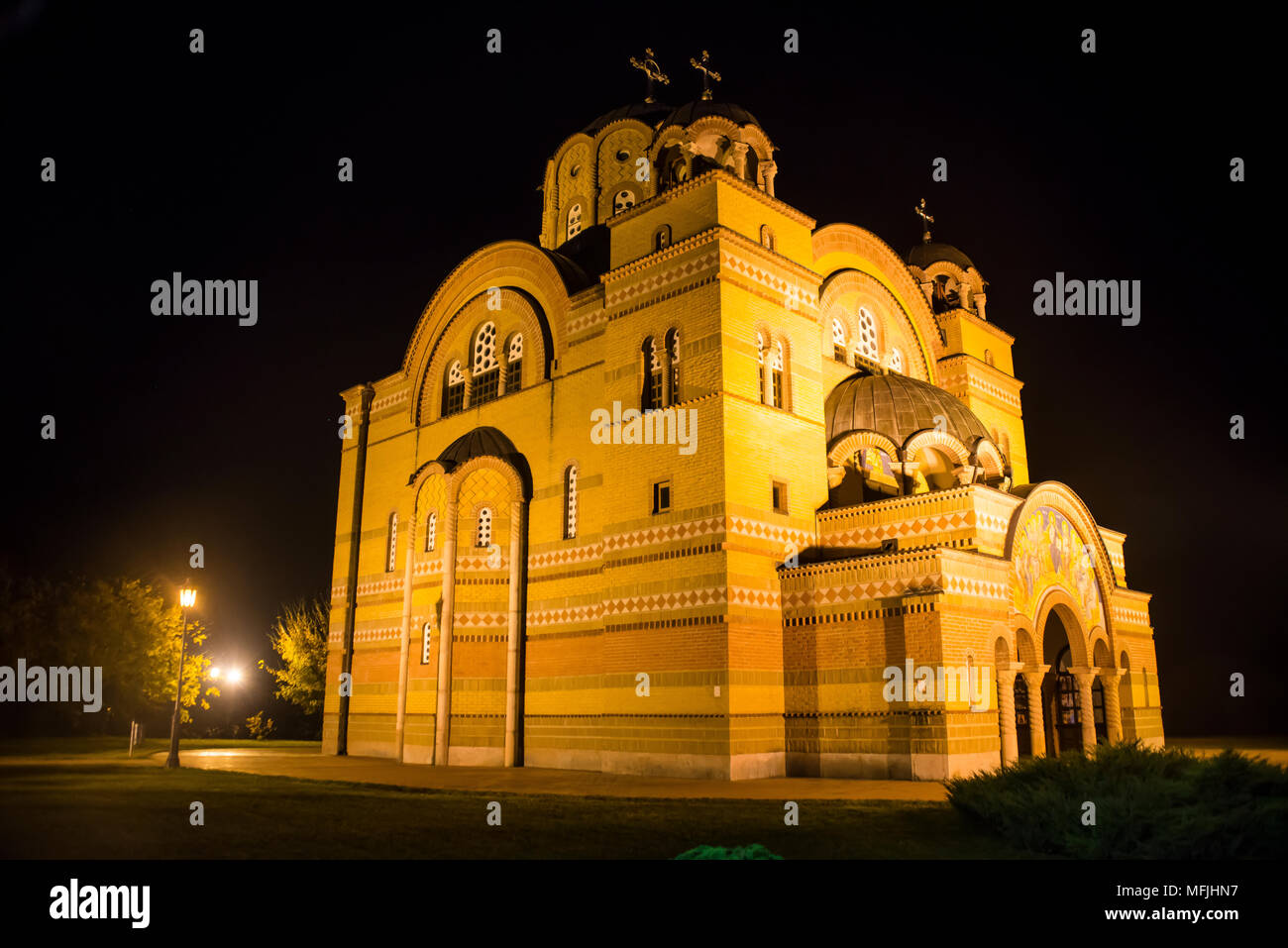 Nightshot der Christlich-orthodoxen Kirche in Apatin auf der Donau, Provinz Vojvodina, Serbien, Europa Stockfoto