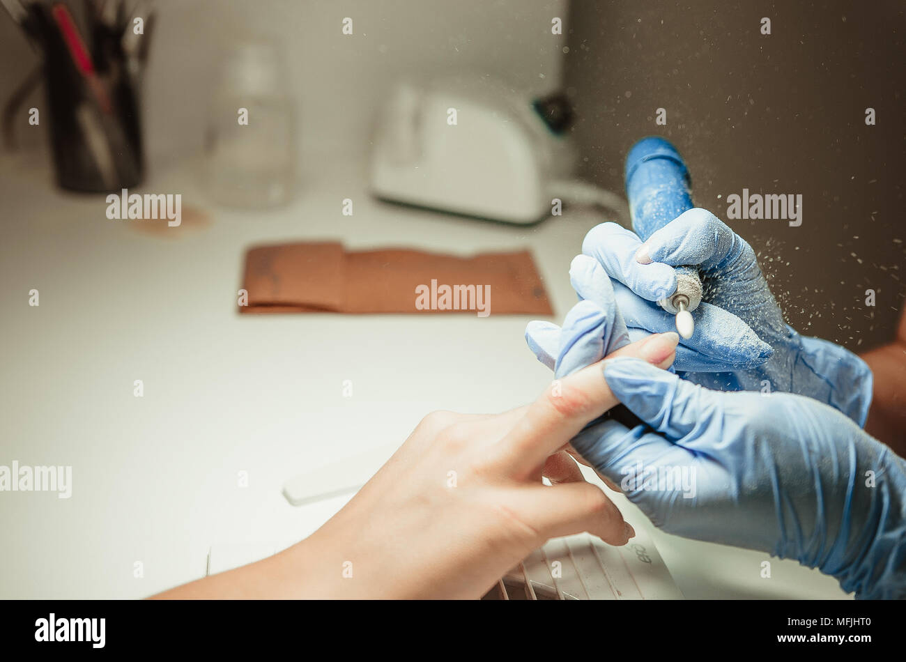 Nagelstudio Master macht Maniküre. Vintage tone Stockfoto