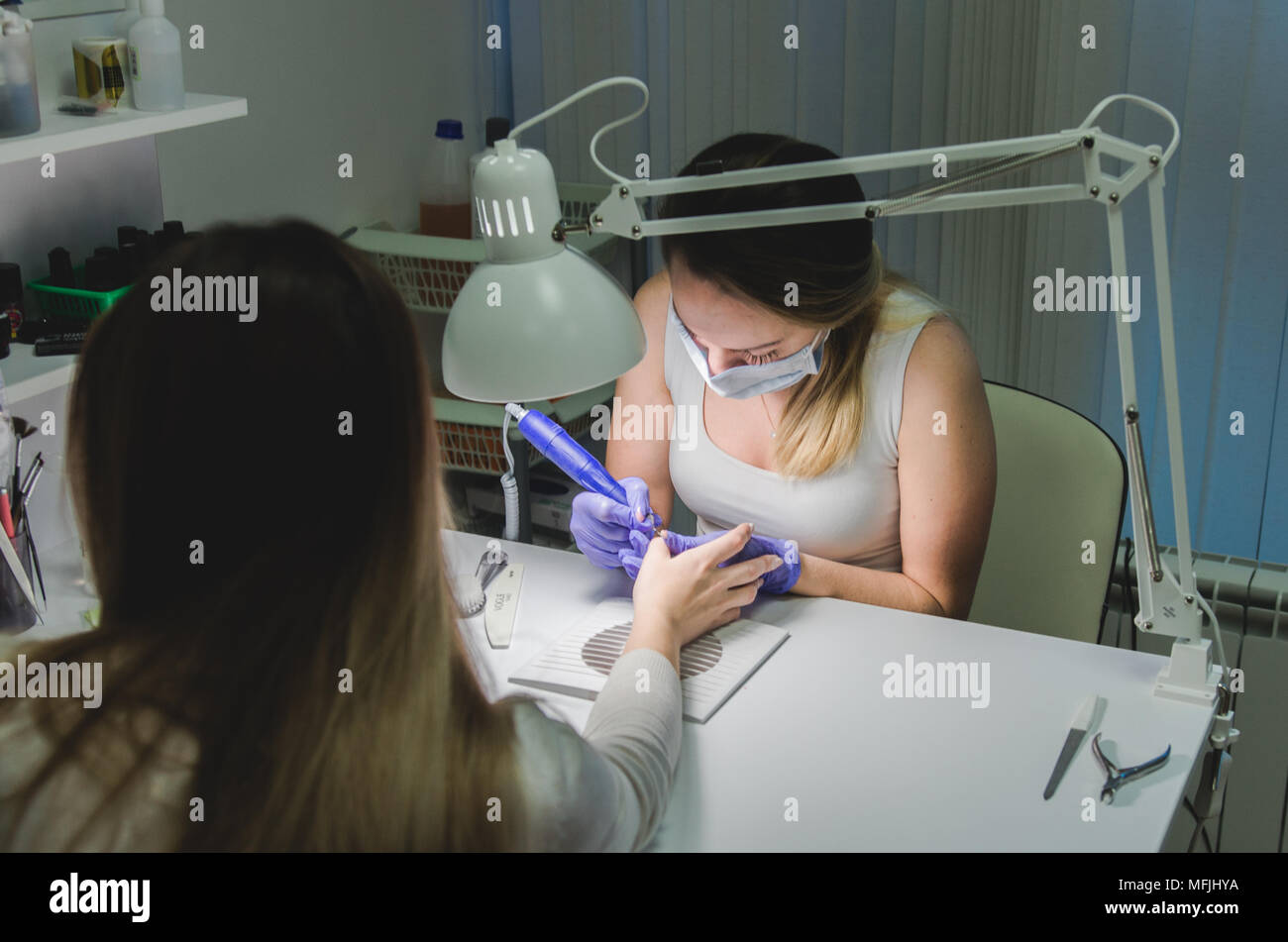 Nagelstudio Master macht Maniküre auf Frau Hand. Professionellen Arbeitsplatz Stockfoto