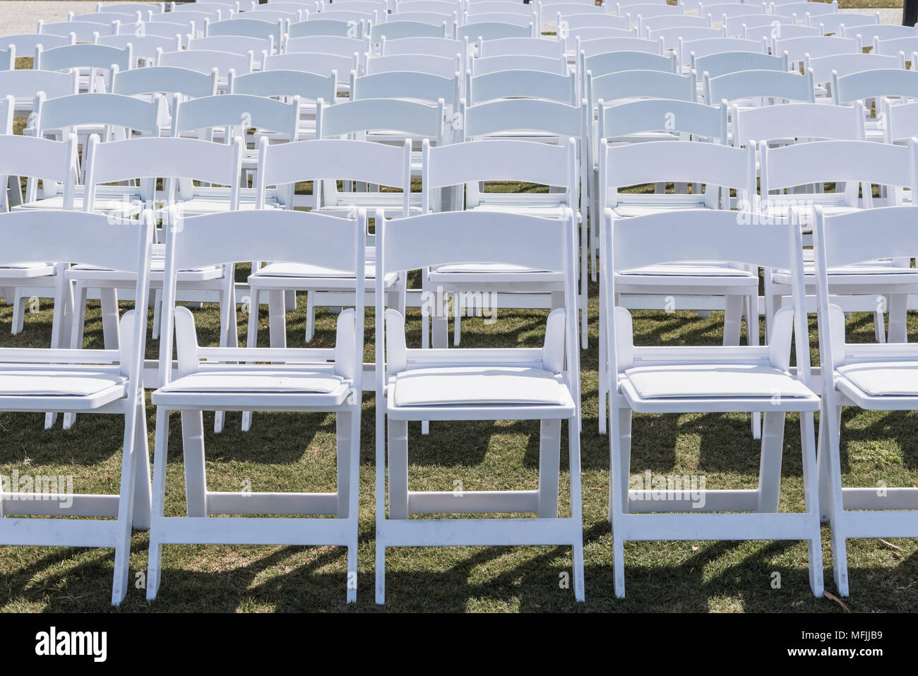 Weißen Stühlen Einrichten für Hochzeit spanning Bild Stockfoto