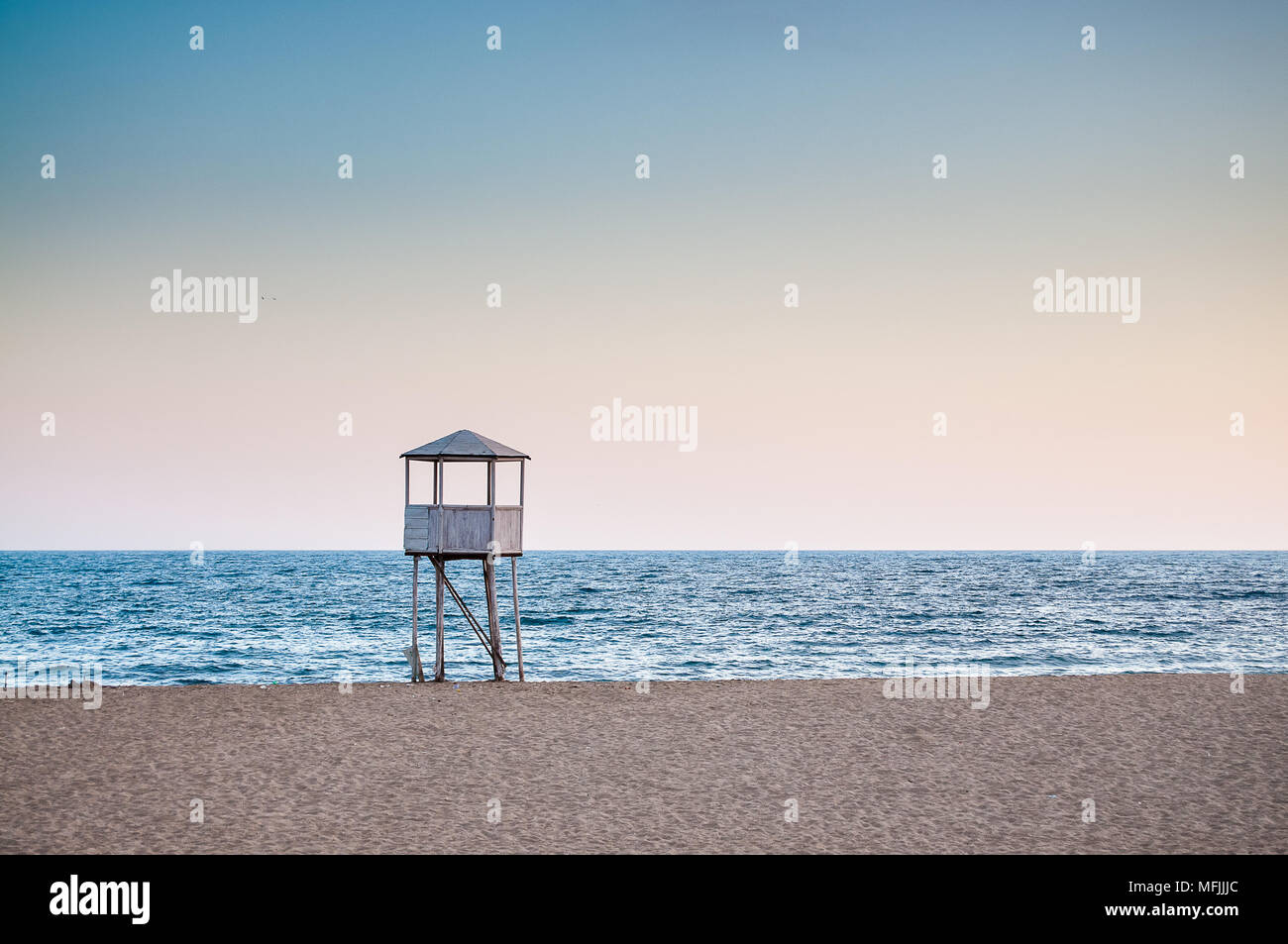 Baywatch Tower in einem leeren Strand fast in der Dämmerung Stockfoto
