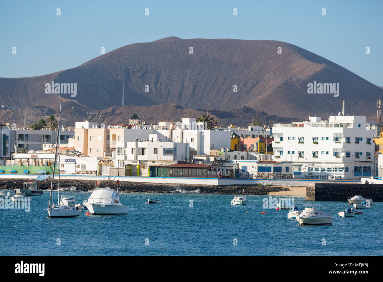 Die Waterfront in der Altstadt von Corralejo auf Fuerteventura mit einem Vulkan in der Ferne, Fuerteventura, Kanarische Inseln, Spanien, Atlantik Stockfoto