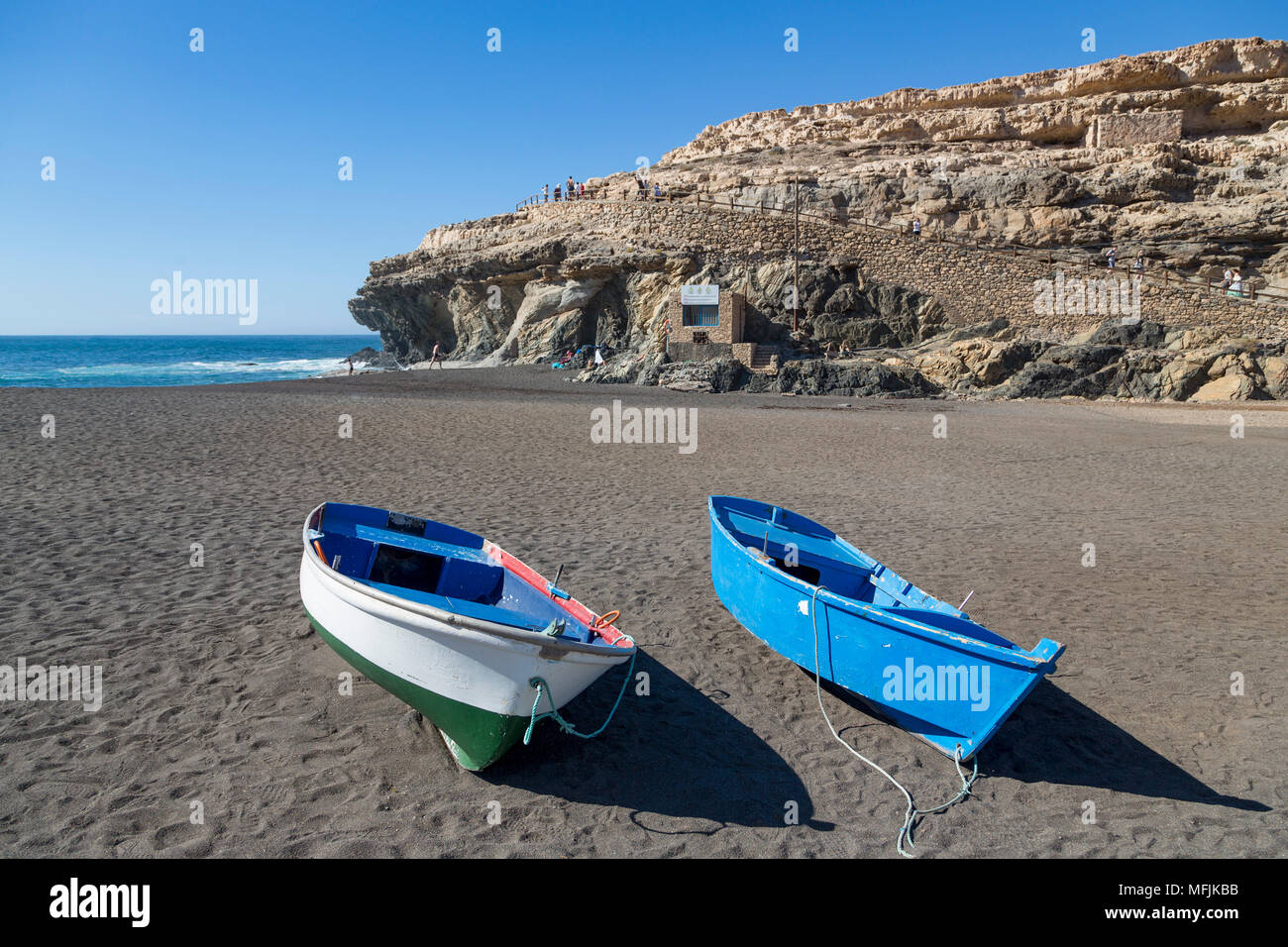 Kleine Fischerboote am Strand Ajuy auf der Vulkaninsel Fuerteventura, Kanarische Inseln, Spanien, Atlantik, Europa Stockfoto