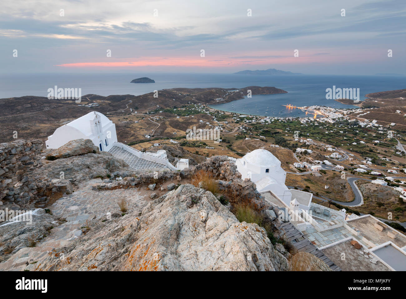 Blick auf die Bucht von Livadi und weißen Griechisch-orthodoxen Kirchen von oben Pano Chora, Serifos, Kykladen, Ägäis, griechische Inseln, Griechenland Stockfoto