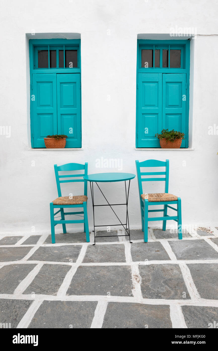 Typische Griechische cafe Tisch und Stühle mit Fensterläden, Pano Chora, Serifos, Kykladen, Ägäis, griechische Inseln, Griechenland Stockfoto