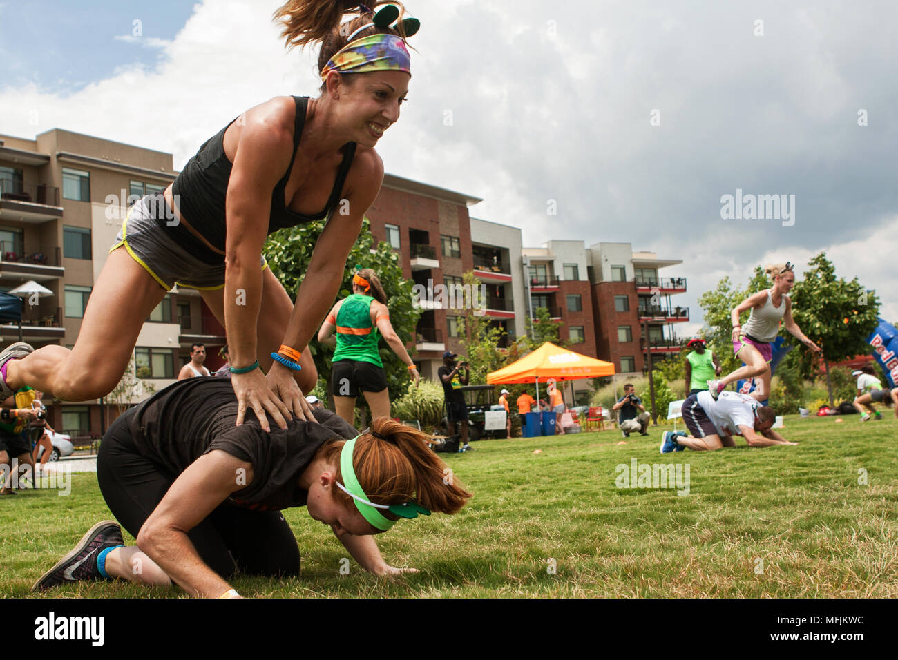 Zwei Frauen spielen Leap Frog, einer der vielen Kinder Spiele von Mannschaften an der Atlanta Feld Tag Ereignis gespielt am 16. Juli 2016 in Atlanta, GA. Stockfoto
