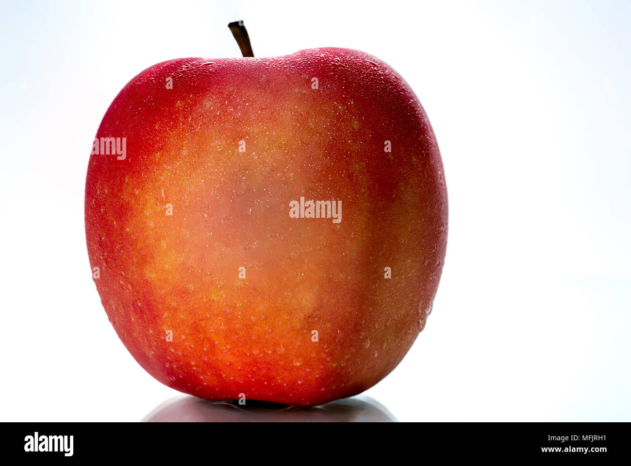 Ein Roter Apfel Mit Wassertropfen Auf Der Haut Auf Weissem Hintergrund Mit Kopie Raum Isoliert Gesundes Obst Und Gesunde Ernahrung Konzept Veganes Essen Stockfotografie Alamy