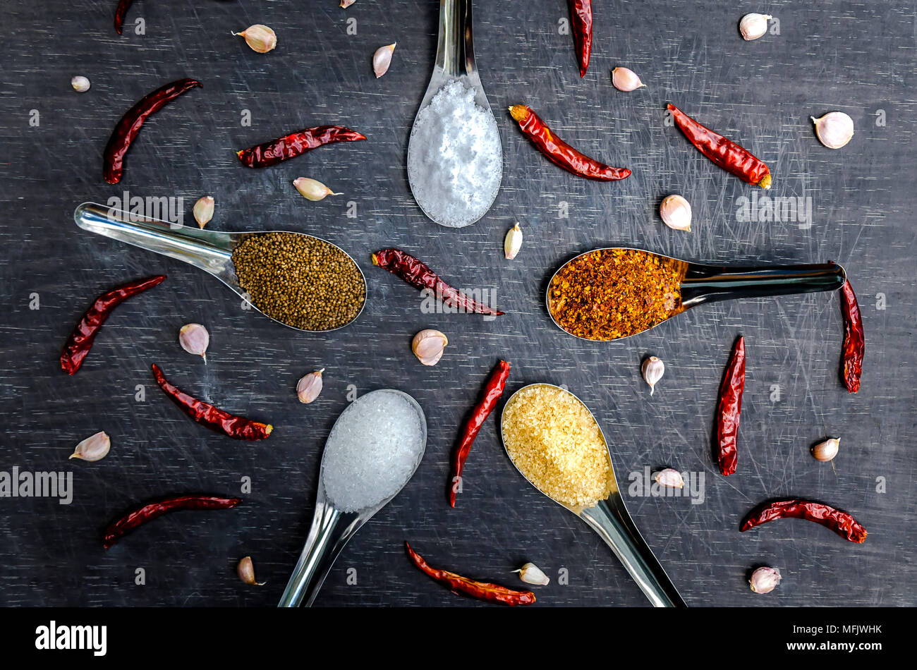 Zutaten und Soße auf den Tisch, Zutaten auf dunklen Holztisch, Thai würzige Zutaten mit roter Chili. Stockfoto