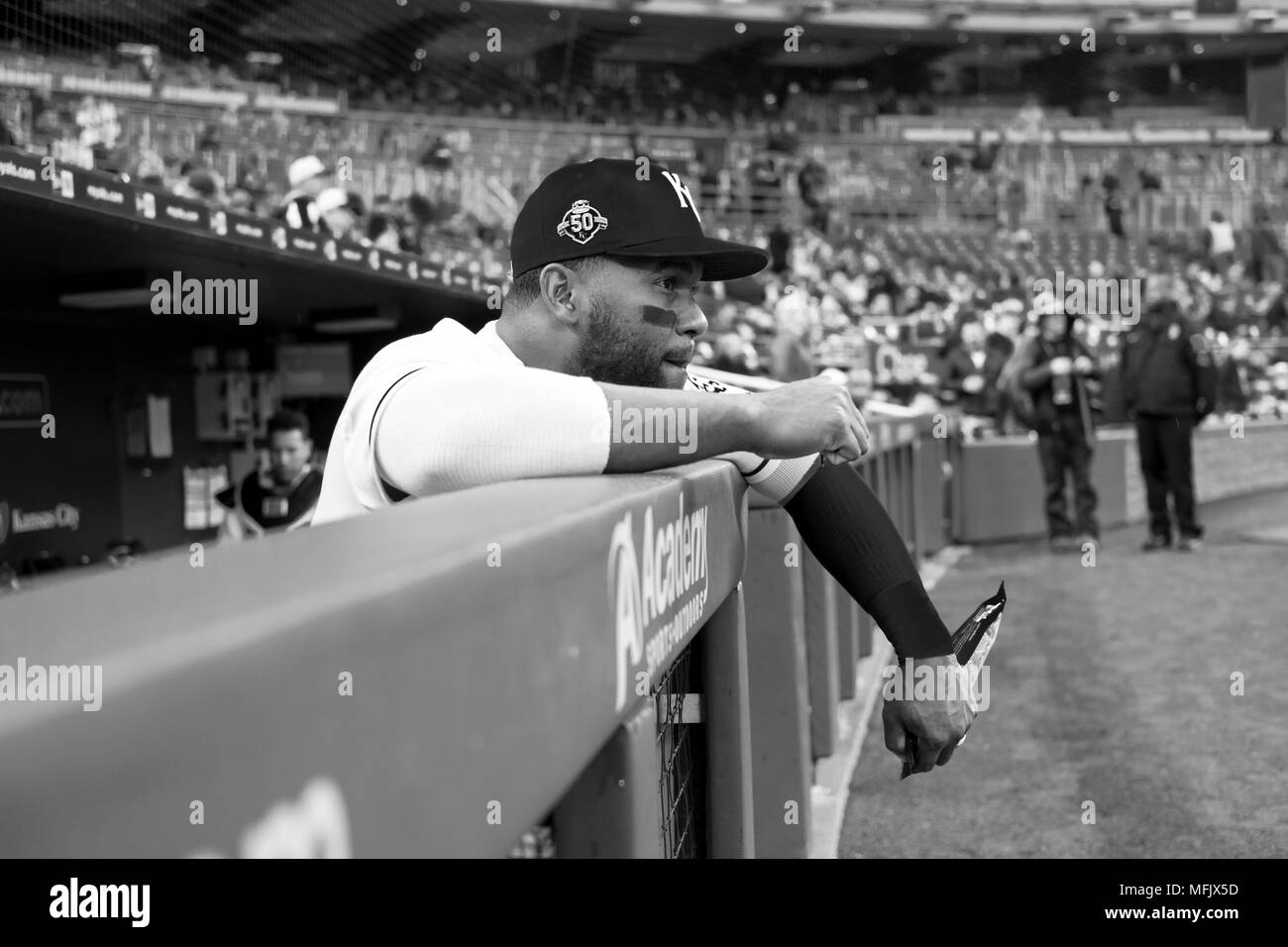 Kansas City, MO, USA. 25 Apr, 2018. Abraham Almonte #45 der Kansas City Royals wartet im Dugout, bevor die Kansas City Royals auf die Milwaukee Brewers am Kauffman Stadium in Kansas City, MO. Kyle Rivas/Cal Sport Media/Alamy leben Nachrichten Stockfoto